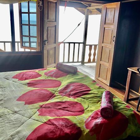 Beachfront Hut Upstairs Astra - Beach Shack Chalet Kampong Juara Extérieur photo