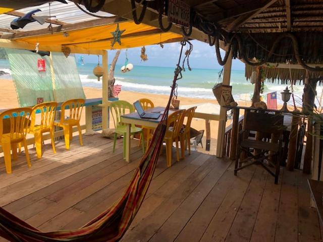 Beachfront Hut Upstairs Astra - Beach Shack Chalet Kampong Juara Extérieur photo