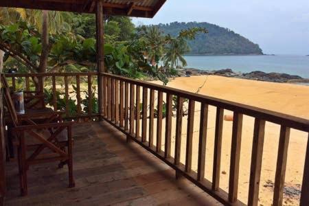 Beachfront Hut Upstairs Astra - Beach Shack Chalet Kampong Juara Extérieur photo