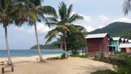 Beachfront Hut Upstairs Astra - Beach Shack Chalet Kampong Juara Extérieur photo
