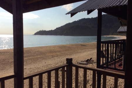 Beachfront Hut Upstairs Astra - Beach Shack Chalet Kampong Juara Extérieur photo