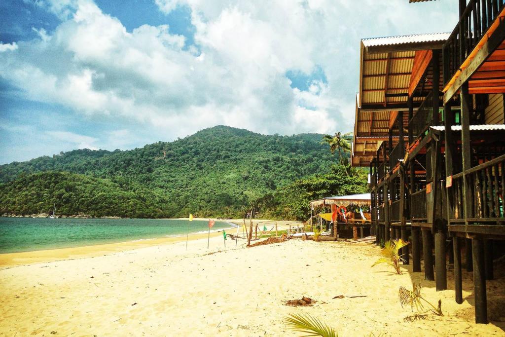 Beachfront Hut Upstairs Astra - Beach Shack Chalet Kampong Juara Extérieur photo