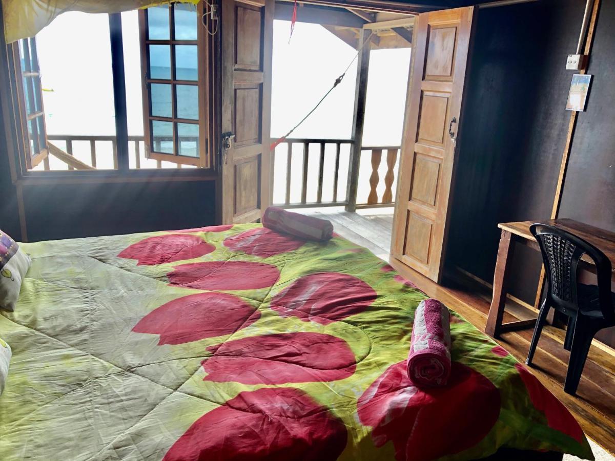 Beachfront Hut Upstairs Astra - Beach Shack Chalet Kampong Juara Extérieur photo