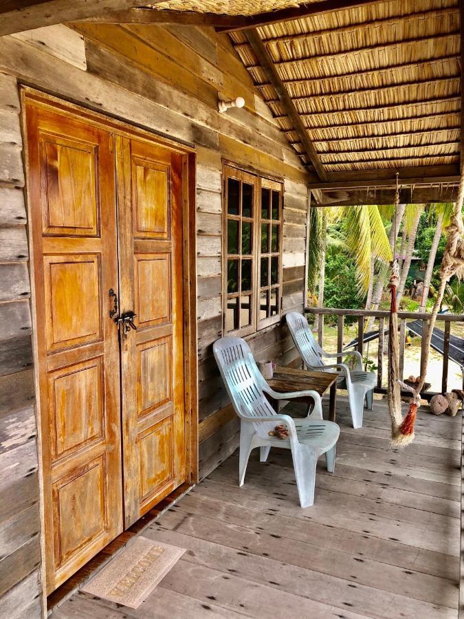 Beachfront Hut Upstairs Astra - Beach Shack Chalet Kampong Juara Extérieur photo