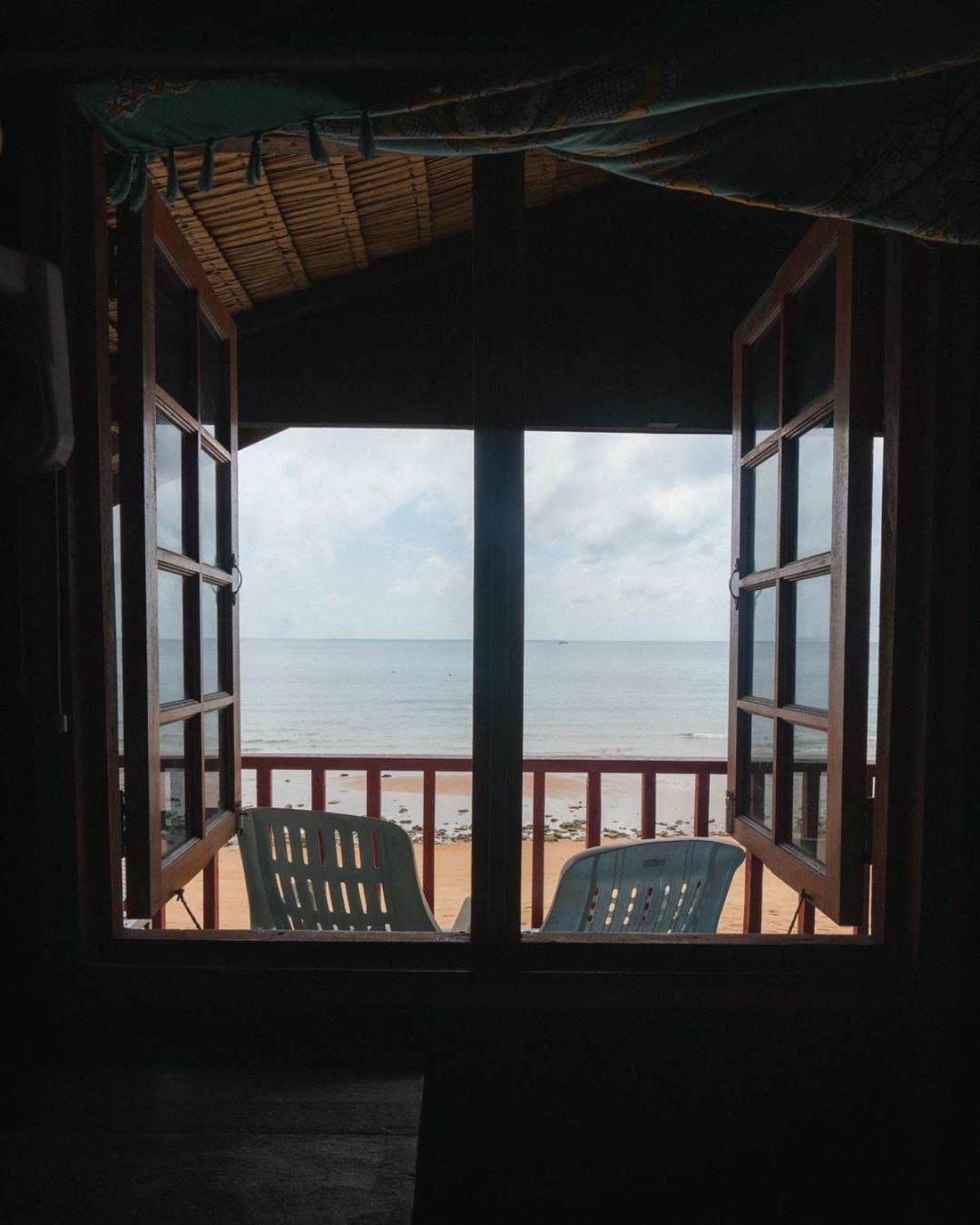 Beachfront Hut Upstairs Astra - Beach Shack Chalet Kampong Juara Extérieur photo